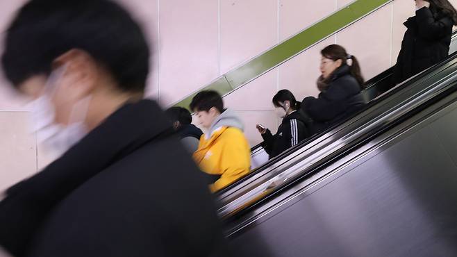 8일 오후 서울 대림역 내 에스컬레이터에서 일부 시민들이 걷거나 뛰고 있다./박성원 기자