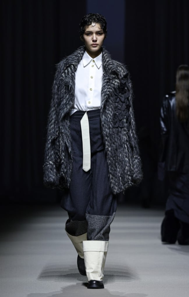 줄라이칼럼은 위빙(weaving)을 통해 시대적 흐름에 따른 헤리티지를 잇고 엮어서 새로운 시대의 스타일을 제시하고자 했다. 서울 패션위크 제공.