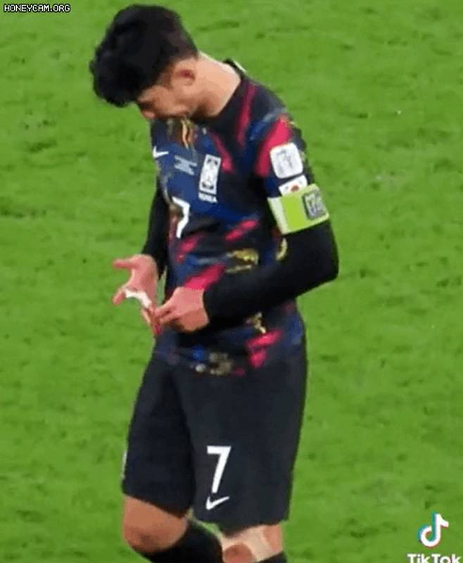 요르단전 종료후 손흥민이 다친 손가락의 테이핑을 제거하고있다./온라인커뮤니티