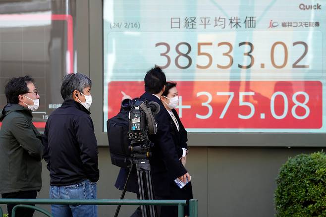 16일 일본 닛케이평균이 34년 전 거품 경제 시기에 기록한 3만8500엔을 장중 돌파하면서 사상 최고치에 근접했다./연합
