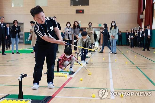 지난해 5월 2일 대전 서구 원앙초등학교에서 학생들이 방과 후 프로그램인 골프 수업에 참여해 스윙 연습을 하고 있다.ⓒ연합뉴스