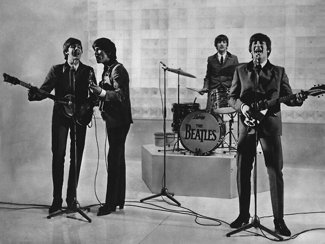 1960년대 비틀스가 연주를 하고 있다. 왼쪽부터 폴 매카트니, 조지 해리슨, 링고 스타, 존 레넌. AP 연합뉴스