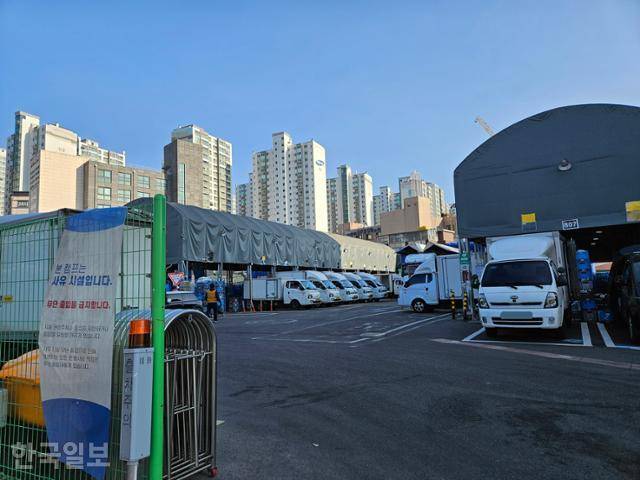 12일 서울 성북구 주택가 인근에 위치한 쿠팡 모바일 캠프. 시설물 건축허가를 받지 않고 용도를 무단 변경해 운영한 사실을 지난달 구청이 적발했다. 이유진 기자