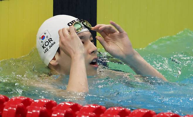 <yonhap photo-4811="">(항저우=연합뉴스) 김인철 기자 = 25일 중국 항저우 올림픽 스포츠센터 수영장에서 열린 19회 항저우 아시안게임 남자 50m 자유형 결승에서 기록을 확인하고 있다.&nbsp;</yonhap>