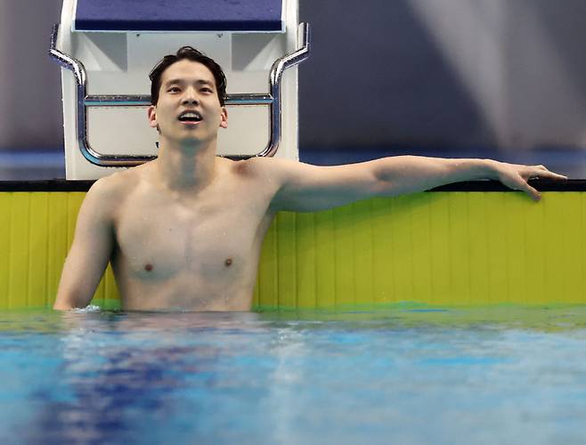 <yonhap photo-3135="">(항저우=연합뉴스) 김인철 기자 = 29일 중국 항저우 올림픽 스포츠센터 수영장에서 열린 19회 항저우 아시안게임 수영 남자 배영 200m 결승에서 이주호가 은메달을 확정지은 뒤 기뻐하고 있다.&nbsp;</yonhap>