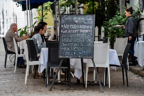 지난달 30일 쿠바의 수도 아바나에서 관광객들이 아침을 먹는 모습. AFP. 연합뉴스.