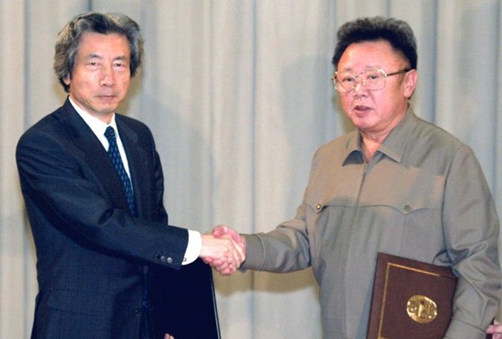 2002년 9월 17일 고이즈미 준이치로(왼쪽) 당시 일본 총리와 김정일 북한 국방위원장이 평양 백화원에서 북일평양선언에 서명한 후 악수를 하고 있다. 연합뉴스