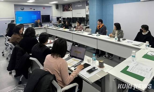 천안교육지원청에서 특수학교 교육과정 운영 지원을 위한 대면검토를 위해 학교 담당자가 교육과정을 설명하고 있다.