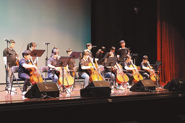 하모니성음교회가 운영하는 '틴 하모니' 학생들이 2018년 경기도 성남시청에서 공연하고 있다. 성음아트센터 제공