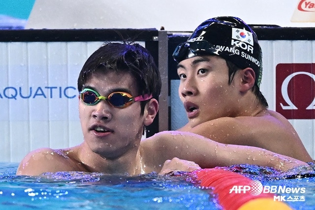 세계선수권 자유형 100m 메달 사냥이 불발된 황선우(오른쪽)와 금메달리스트 판잔러. 사진(도하 카타르)AFPBBNews=News1