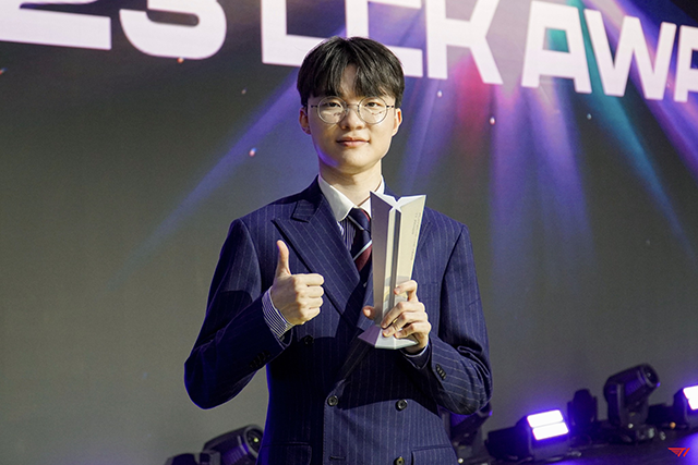 2023 리그오브레전드 챔피언스 코리아(LCK) 올해의 선수상을 받은 페이커. 사진=에스케이텔레콤씨에스티원(T1) 공식 SNS