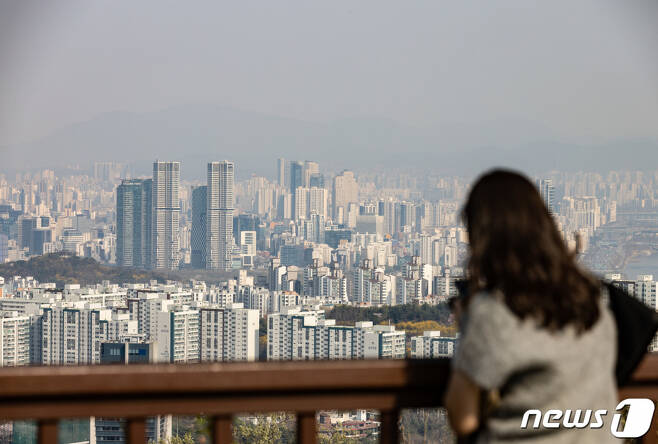 (서울=뉴스1) 이재명 기자 = 지난해 부동산 가격 하락에도 서울에서 중위소득 가구가 구매할 수 있는 아파트는 100채 중 3채 꼴에 불과한 것으로 나타났다.  3일 주택금융공사에 따르면 지난해 전국의 주택구입물량지수는 47.0으로 집계됐다.  주택구입물량지수는 중위소득 가구가 구입 가능한 주택수의 비율을 0~100 기준으로 보여준다.  사진은 이날 오후 서울 남산에서 바라본 아파트 단지의 모습. 2023.4.3/뉴스1  Copyright (C) 뉴스1. All rights reserved. 무단 전재 및 재배포 금지.