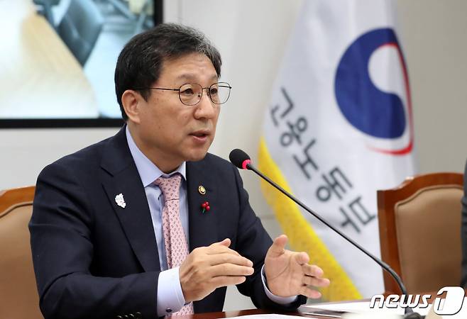 (세종=뉴스1) 김기남 기자 = 이성희 고용노동부 차관이 10일 오전 세종시 정부세종청사에서 관계부처 합동 2024년도 범정부 일자리 TF 회의를 주재하며 발언하고 있다. 2024.1.10/뉴스1  Copyright (C) 뉴스1. All rights reserved. 무단 전재 및 재배포,  AI학습 이용 금지.