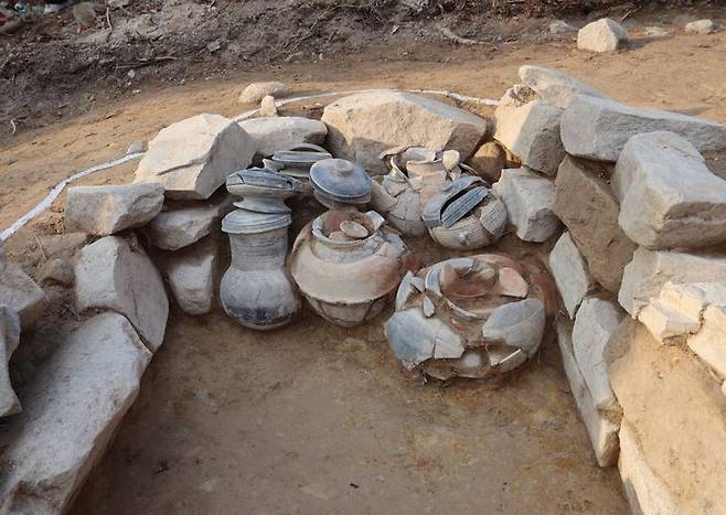 [합천=뉴시스] 합천군청 10호 석곽 북서단벽 부근 유물 1차 노출 후 세부전경_*재판매 및 DB 금지 *재판매 및 DB 금지