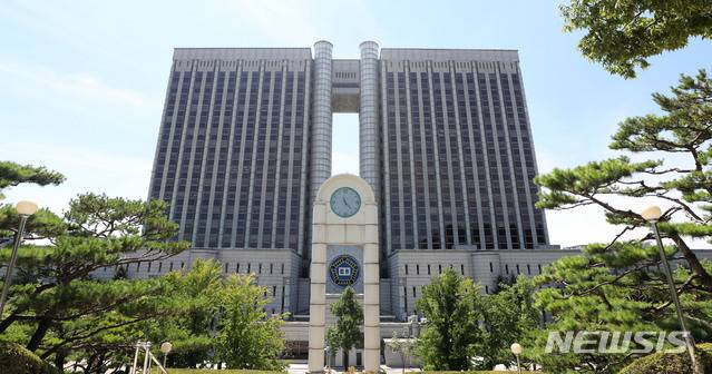 [서울=뉴시스] 전국 최대 규모 법원인 서울중앙지법의 영장전담 부장판사가 3명에서 4명으로 늘어난다. 이재명 더불어민주당 대표의 '공직선거법 위반' 혐의를 심리하고 있는 재판장도 교체된다. 사진은 서울법원종합청사. 뉴시스DB