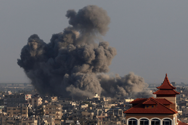 ▲ 지난 1월 24일(현지시각) 가자지구의 칸유니스에서 폭발이 일어나 연기가 올라오고 있다. ⓒAFP=연합뉴스