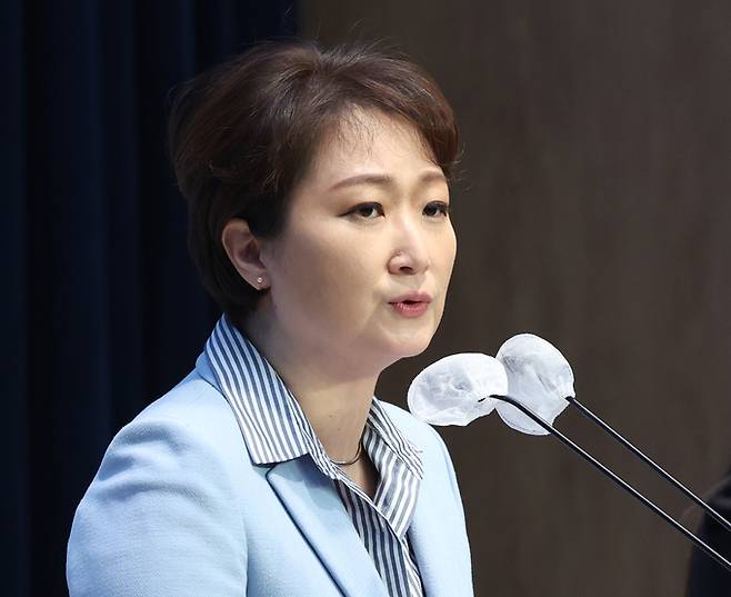 국민의힘을 탈당한 이언주 전 의원이 16일 서울 여의도 국회 소통관에서 더불어민주당 복당 선언 기자회견을 하고 있다. 뉴스1