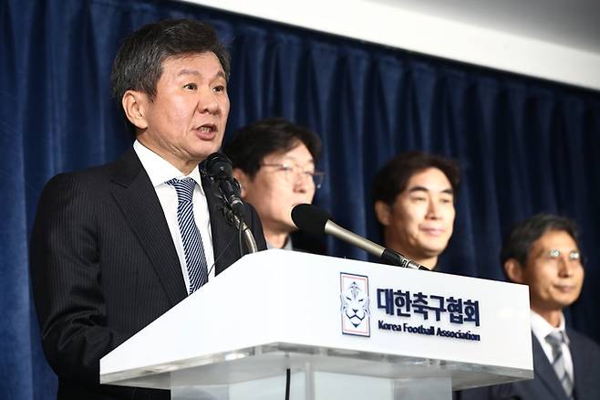 정몽규 대한축구협회장이 16일 서울 종로구 축구회관에서 위르겐 클린스만 축구대표팀 감독의 거취 관련 발표를 하고 있다. 뉴스1