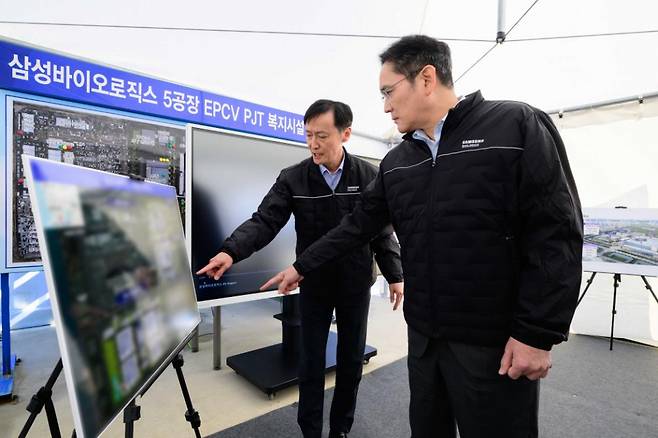 16일 삼성바이오로직스 인천사업장을 찾은 이재용 회장이 5공장 건설 현장에서 관계자 브리핑을 듣고 있다. ⓒ삼성전자 제공