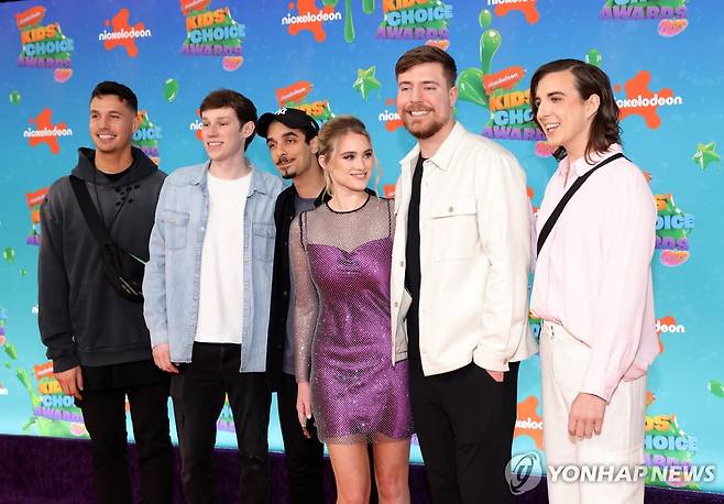 '미스터비스트'로 알려진 지미 도널드슨(오른쪽에서 두 번째)  [UPI 연합뉴스 자료사진. 재판매 및 DB 금지]