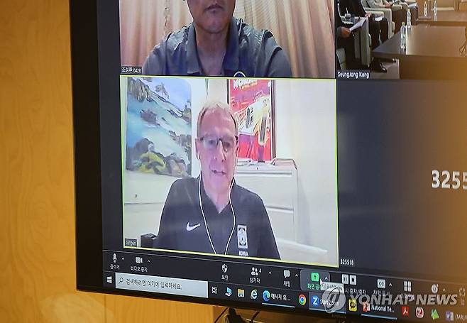 클린스만 감독, 화상으로 전력강화위 참석 (서울=연합뉴스) 김인철 기자 = 위르겐 클린스만 축구대표팀 감독이 15일 오전 서울 종로구 대한축구협회에서 2023 AFC 카타르 아시안컵 성과를 평가하기 위해 열린 2024년도 제1차 국가대표전력강화위원회에 화상으로 참석하고 있다. 2024.2.15 [공동취재] yatoya@yna.co.kr