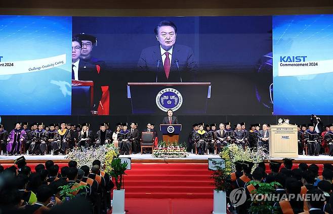 윤석열 대통령, KAIST 학위수여식 축사 (대전=연합뉴스) 홍해인 기자 = 윤석열 대통령이 16일 대전 유성구 한국과학기술원(KAIST)에서 열린 2024년 학위수여식에서 축사를 하고 있다. 2024.2.16 [대통령실통신사진기자단] hihong@yna.co.kr