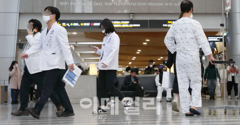 [이데일리 방인권 기자] 정부의 의대 정원 확대 정책에 반대하는 의사들이 집단행동을 준비하고 있는 가운데 지난 13일 서울의 한 대학 병원에서 의료진이 분주히 움직이고 있다.