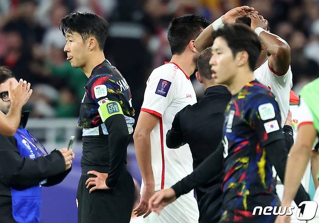 영국 매체들이 한국 축구대표팀의 주장 손흥민(토트넘)이 아시안컵 4강을 앞두고 후배들과 다투다 손가락이 골절됐다고 폭로했다. 2024.2.14/뉴스1 ⓒ News1 김성진 기자