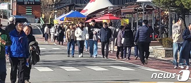 강원도 원주시 간현관광지가 17일 낮 여행객들로 붐비고 있다. 2024.2.17/뉴스1 신관호 기자