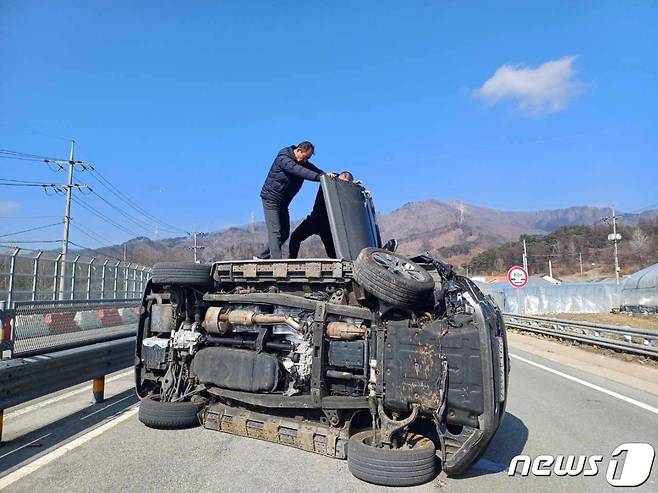 17일 오전 11시 47분쯤 강원도 횡성군 공근면 창봉리 5번 국도(홍천방향)에서 SUV차량 1대가 홀로 전도되는 사고가 발생한 가운데, 한 시민과 퇴근 중이던 경찰이 구조에 나섰다. (횡성경찰서 제공) 2024.2.17뉴스1