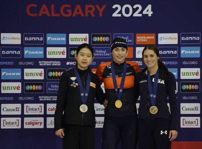 김민선(왼쪽)이 17일 오전(한국시간) 캐나다 캘거리에서 열린 2024  국제빙상경기연맹(ISU) 스피드스케이팅 종목별 세계선수권대회 여자 500m 은메달 획득 뒤 시상대에서 포즈를 취하고 있다. 캘거리|AP 연합뉴스