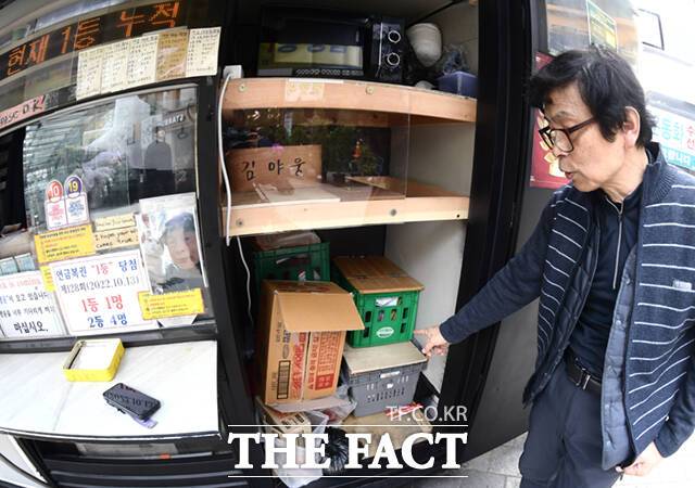 김 씨가 가게 한켠에 박스로 만든 야웅이의 캣타워와 휴식처를 소개하고 있다.