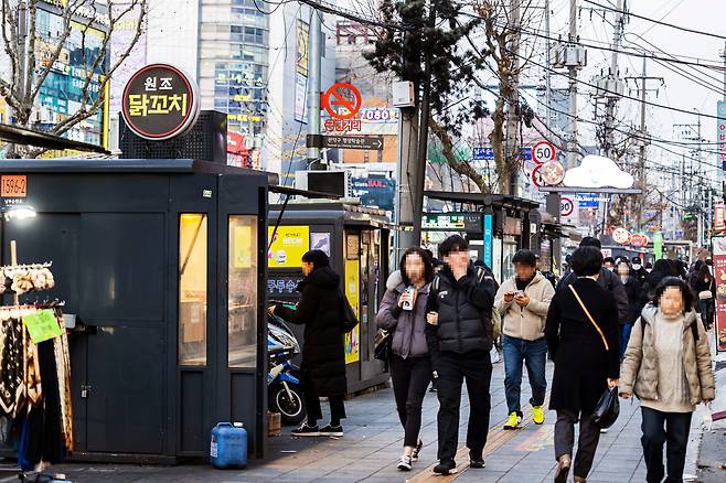 퇴근시간대 지하철 2호선 신림역 인근 모습. 지하철역과 원룸촌 주택가를 잇는 역 주변 번화가엔 혼자 빨리 끼니를 먹거나 포장해갈 수 있는 먹거리 노점이 수십곳 붙어있다. /양수열 영상미디어 기자