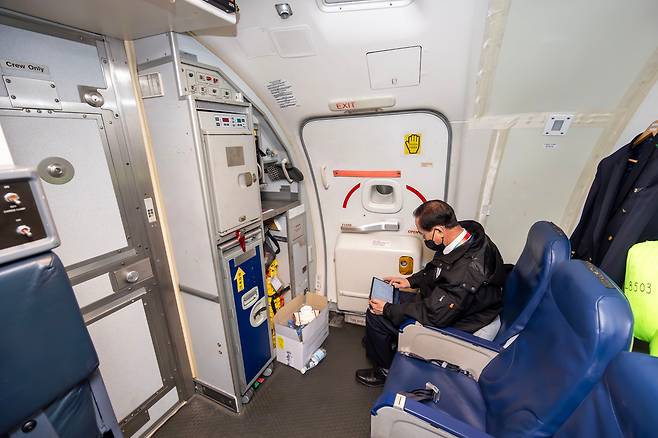 승객을 태우지 않는 화물기에도 필수 인력을 위한 최소한의 좌석이 마련돼 있다./이건송 영상미디어 기자