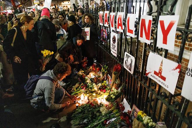 16일 영국 런던 주재 러시아 대사관 밖에 러시아 야당 지도자  알렉세이 나발니의 죽음을 애도하고 있다./EPA 연합뉴스