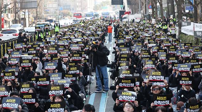 전국교사일동 관계자들이 17일 오후 서울 을지로입구역 인근에서 서이초 교사 순직 인정을 촉구하는 집회를 하고 있다. 인사혁신처의 서이초 사망 교사 순직 인정 여부를 심의하는 마지막 공무원재해보상심의회가 오는 21일 열린다. /뉴스1