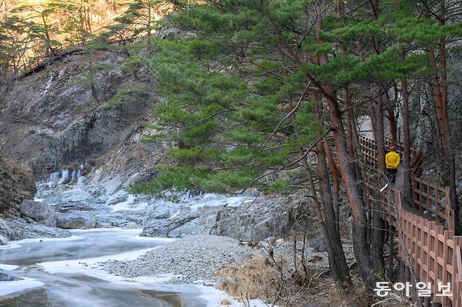백암산 신선계곡 산책로.