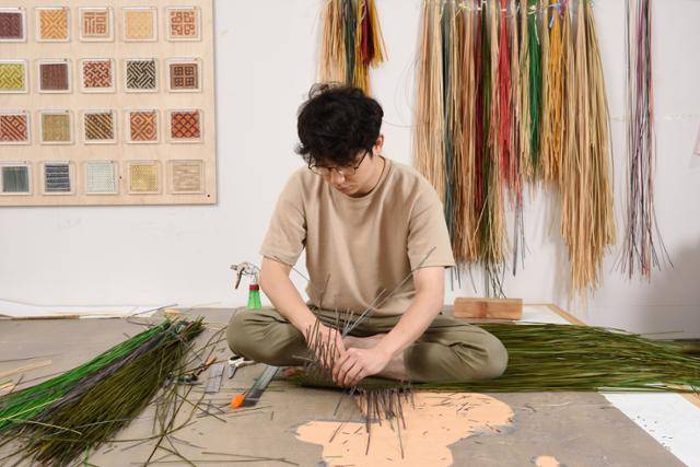 채상은 대나무를 얇게 저미고 염색해 각종 상자를 만드는 기술이다. 채상장 이수자 김승우씨는 어머니의 대를 이어받아 전남 담양에서 채상장으로 활동하고 있다. 김승우씨 제공