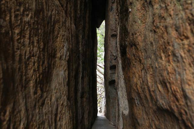 향일암 올라가는 길의 해탈문. 자연적으로 생긴 좁은 통로다. ⓒ박준규