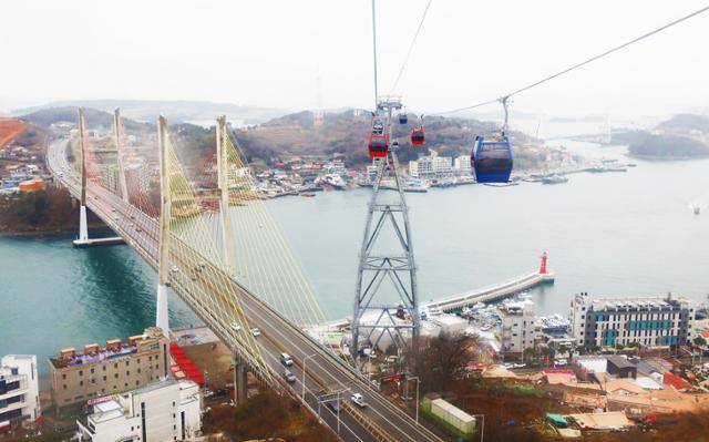 여수 앞바다를 가로지르는 여수해상케이블카. ⓒ박준규