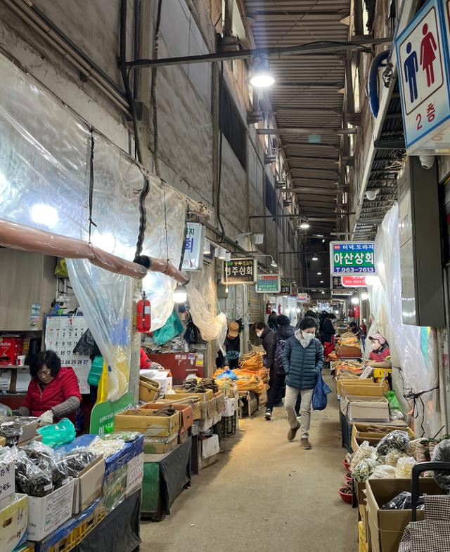 지난달 31일 사람들로 북적이는 경동시장 주 골목과 달리 도라지와 더덕을 주로 파는 샛길은 비교적 한산했다. 시설도 노후화 된 모습이 역력했다. 진달래 기자