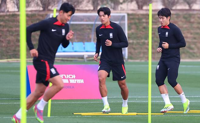 <yonhap photo-6656="">(도하=연합뉴스) 김도훈 기자 = 2023 아시아축구연맹(AFC) 아시안컵 4강전 한국과 요르단의 경기를 하루 앞둔 5일(현지시간) 카타르 도하 알에글라 훈련센터에서 손흥민, 설영우, 이강인이 몸풀기 운동을 하고 있다.</yonhap>