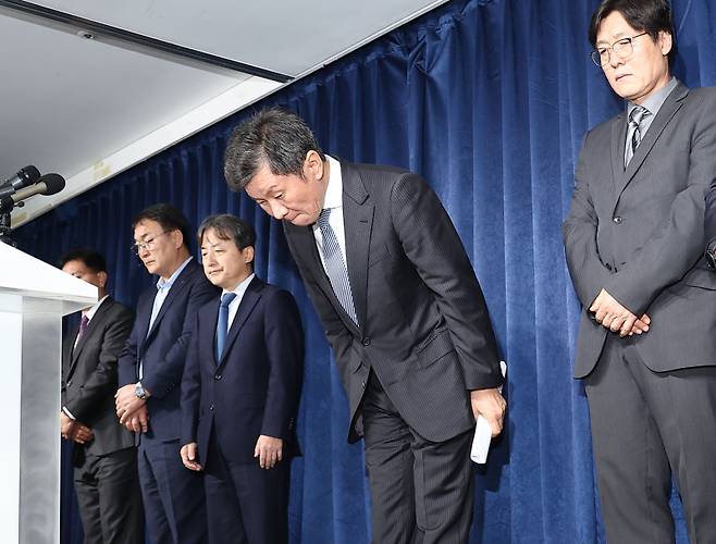 <yonhap photo-3032="">(서울=연합뉴스) 류영석 기자 = 한국 축구 국가대표팀 사안 관련 임원 회의를 마친 정몽규 대한축구협회장이 16일 오후 서울 종로구 축구회관에서 회의 결과를 발표한 뒤 고개 숙여 인사하고 있다. </yonhap>