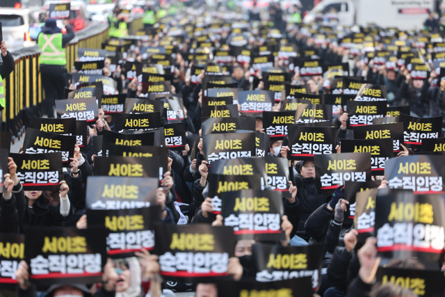 ▲ 17일 오후 서울 을지로입구역 인근에서 서이초 교사 순직 인정 등을 촉구하는 집회가 열리고 있다. 연합뉴스