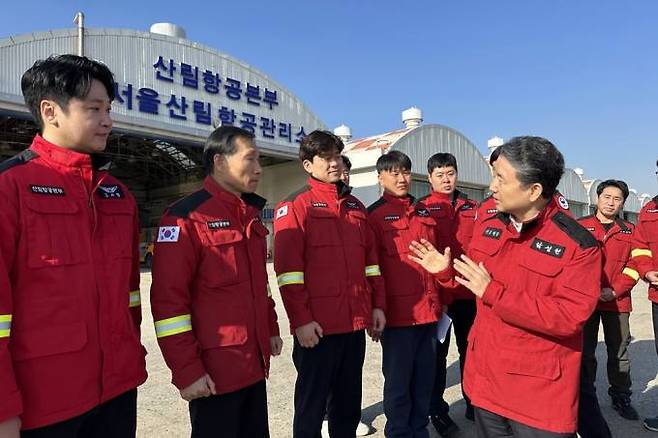 16일 서울산림항공관리소에서 직원들을 격려하는 남성현 산림청장. 산림청