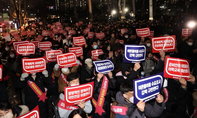 의사들이 15일 오후 서울 용산구 대통령실 앞에서 의대정원증원 필수의료패키지 저지를 위한 궐기대회를 하고 있다. 뉴시스