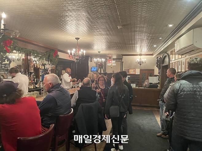 피터 루거 스테이크 하우스에 들어가면 바로 바가 나오고 여기서 손님들은 안내 받기를 기다린다. <사진=윤원섭 특파원>