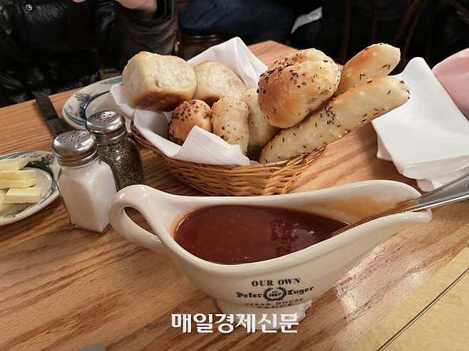 식전빵과 피터 루거 자체 스테이크 소스 <사진=윤원섭 특파원>