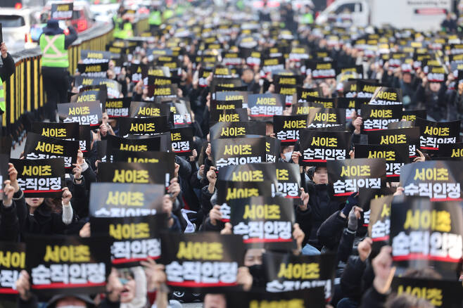 17일 오후 서울 을지로입구역 인근에서 서이초 교사 순직 인정 등을 촉구하는 집회가 열리고 있다.[연합]