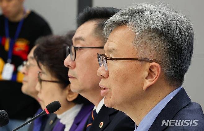 [서울=뉴시스] 최진석 기자 = 김택우(오른쪽) 대한의사협회 비상대책위원회 위원장 겸 투쟁위원장이 17일 서울 용산구 대한의사협회에서 열린 제1차 대한의사협회 의대정원 증원 저지 비상대책위원회 회의에서 발언하고 있다. 의협 비대위는 이날 비대위 첫 회의에서 비대위의 투쟁방안과 로드맵 등을 밝힐 계획이며, 회의 종료 후 '비대위, 16개 시도 의사회, 대의원회 운영위원회 연석회의' 개최도 예정돼 있다.2024.02.17. myjs@newsis.com